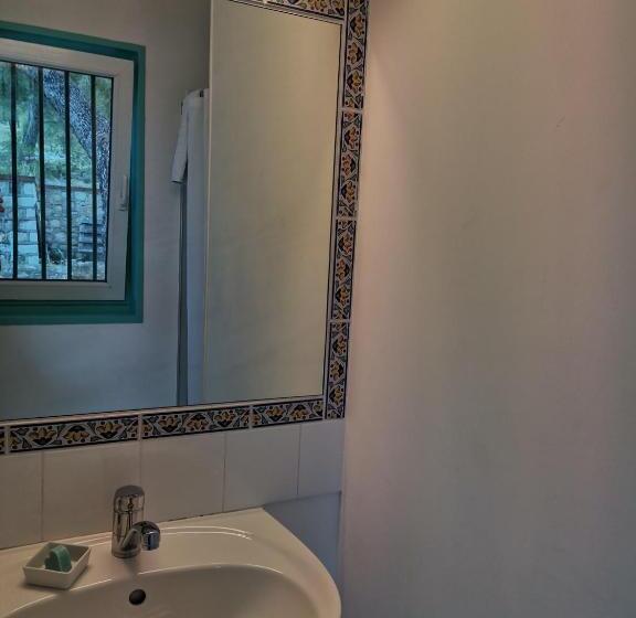 اتاق استاندارد با سرویس بهداشتی مشترک, Cassis Hostel Les Heures Claires