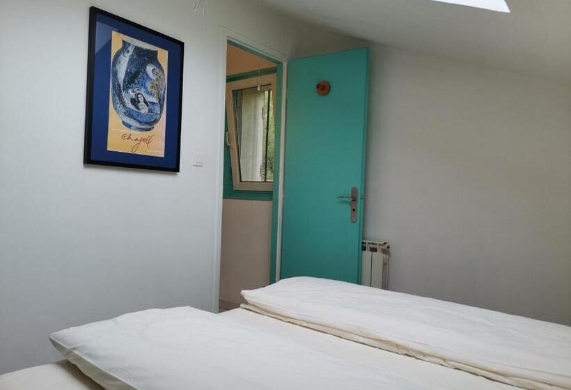 اتاق استاندارد با سرویس بهداشتی مشترک, Cassis Hostel Les Heures Claires