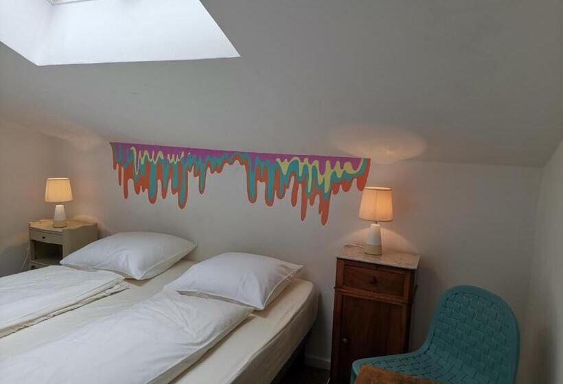 اتاق استاندارد با سرویس بهداشتی مشترک, Cassis Hostel Les Heures Claires