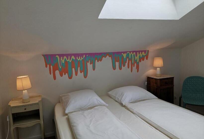 اتاق استاندارد با سرویس بهداشتی مشترک, Cassis Hostel Les Heures Claires