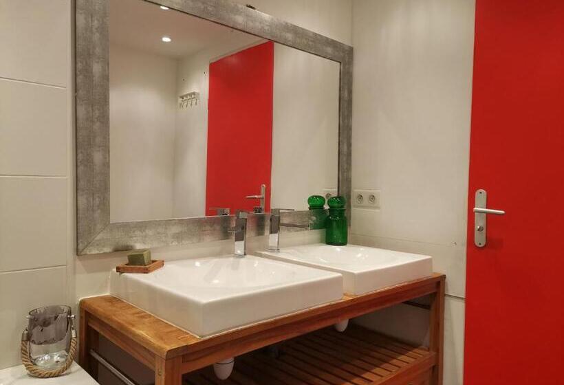 اتاق استاندارد با سرویس بهداشتی مشترک, Cassis Hostel Les Heures Claires