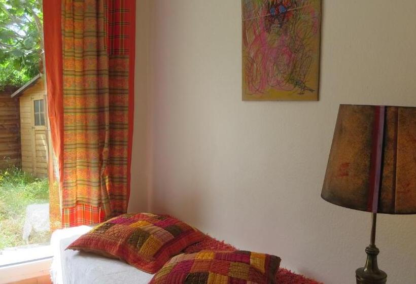 اتاق استاندارد با سرویس بهداشتی مشترک, Cassis Hostel Les Heures Claires