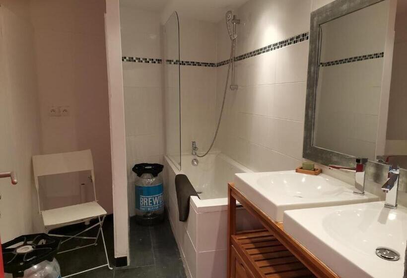 اتاق استاندارد چهارنفره با سرویس بهداشتی مشترک, Cassis Hostel Les Heures Claires