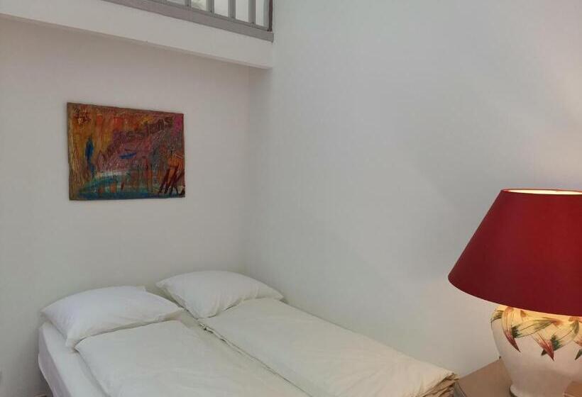 اتاق استاندارد چهارنفره با سرویس بهداشتی مشترک, Cassis Hostel Les Heures Claires