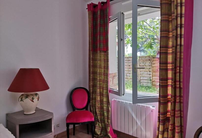 اتاق استاندارد چهارنفره با سرویس بهداشتی مشترک, Cassis Hostel Les Heures Claires