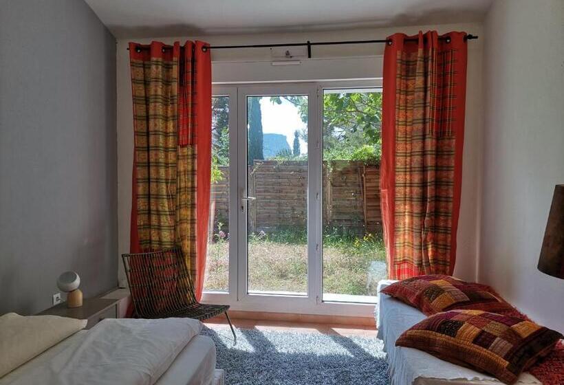 اتاق استاندارد با سرویس بهداشتی مشترک, Cassis Hostel Les Heures Claires