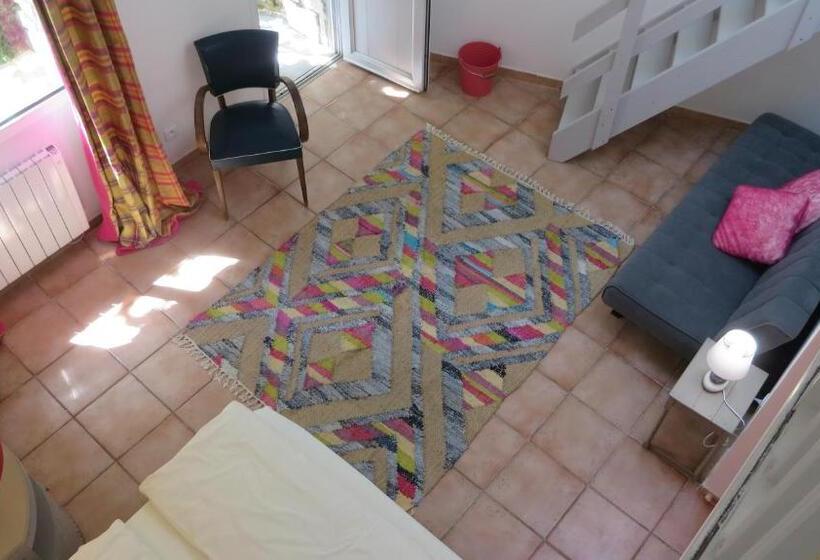 اتاق استاندارد با سرویس بهداشتی مشترک, Cassis Hostel Les Heures Claires