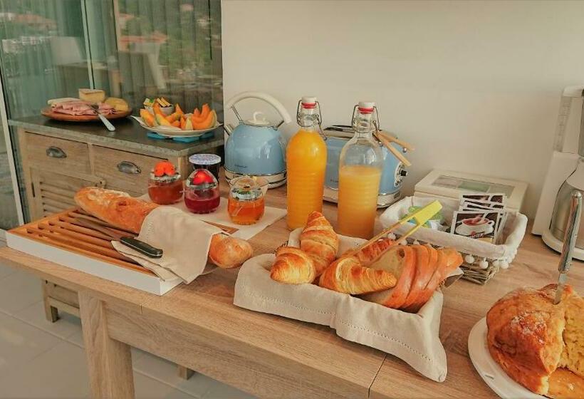Номер Deluxe Вид на Море Боковой, Villa La Terre Des Lauriers B&b