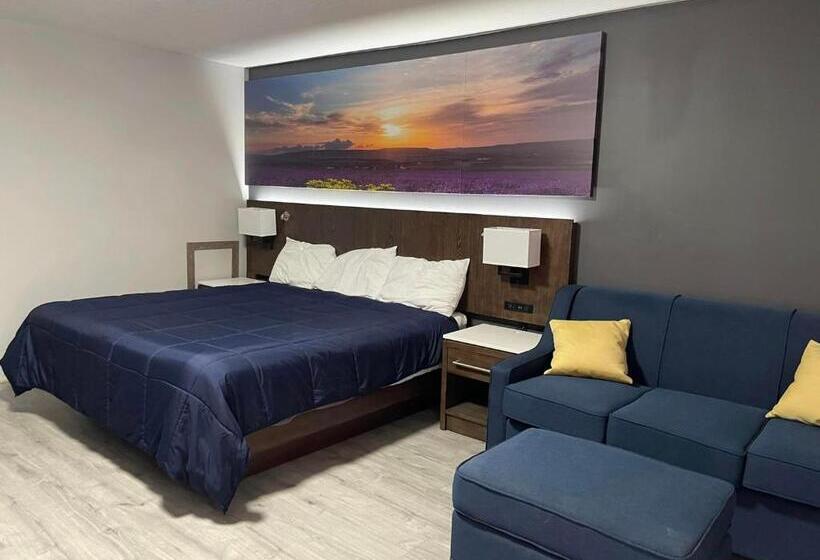Люкс Deluxe Кровать Кинг, Luxor Inn & Suites, A Travelodge By Wyndham