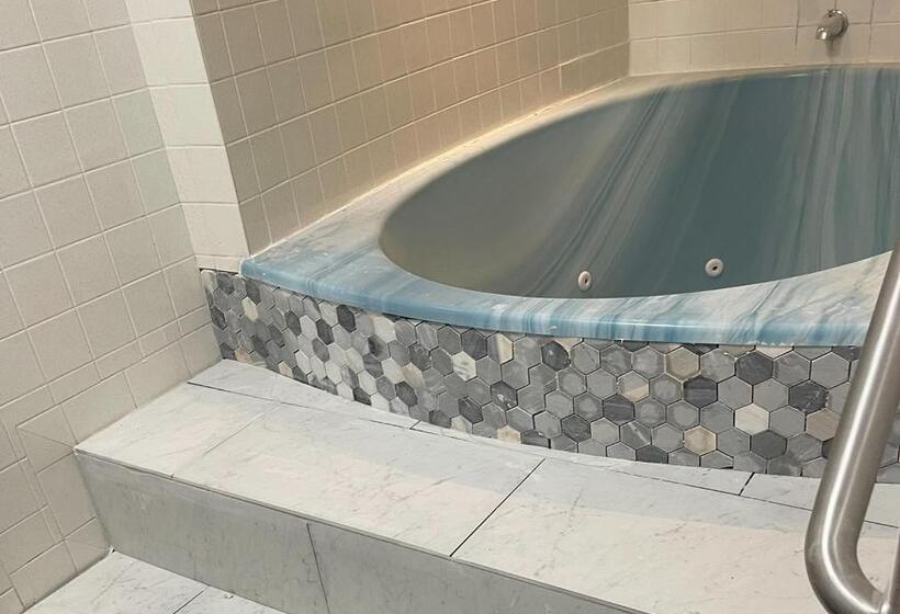 Люкс Кровать Кинг, Luxor Inn & Suites, A Travelodge By Wyndham