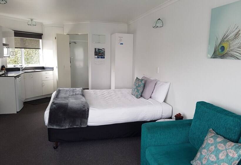 스탠다드 스튜디오, 554 Moana Court Motel