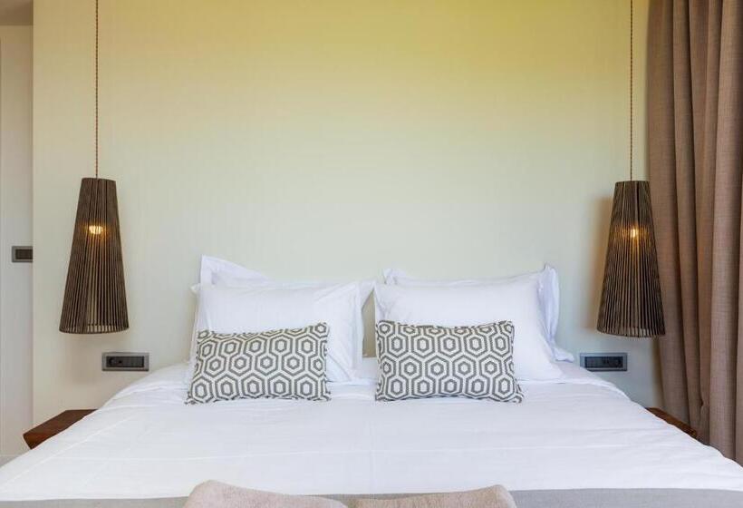 Superior suite with garden view, 180 South Seaside