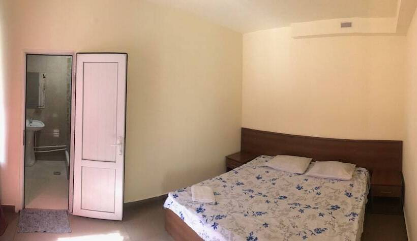 اتاق لوکس, Best Hostel Republic Square
