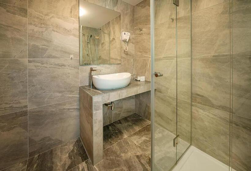 اتاق لوکس با بالکن و چشم‌انداز دریا, Bed & Breakfast Villa Terezija