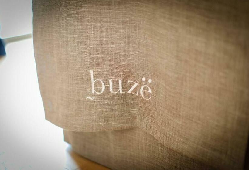سوییت جونیور با چشم‌انداز دریا, Buzë Boutique