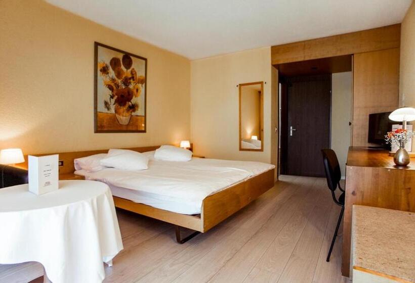 Номер Стандарт, Hôtel Le National
