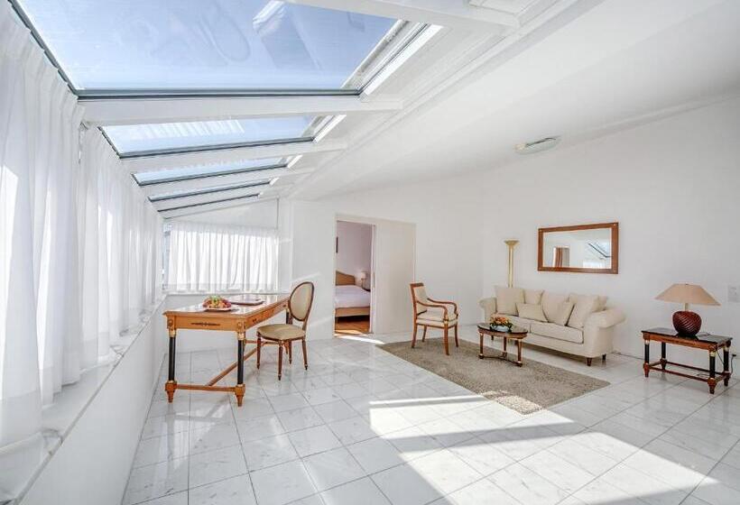 سوئیت پنت هاوس, Villa Sassa