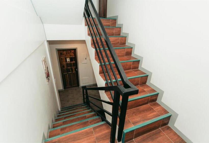 استودیوی لوکس, Kingswick Residences & Lodge