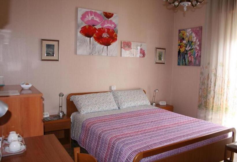 اتاق سه‌نفرۀ استاندارد با سرویس بهداشتی بیرون از اتاق, A Casa Di Gianna B&b