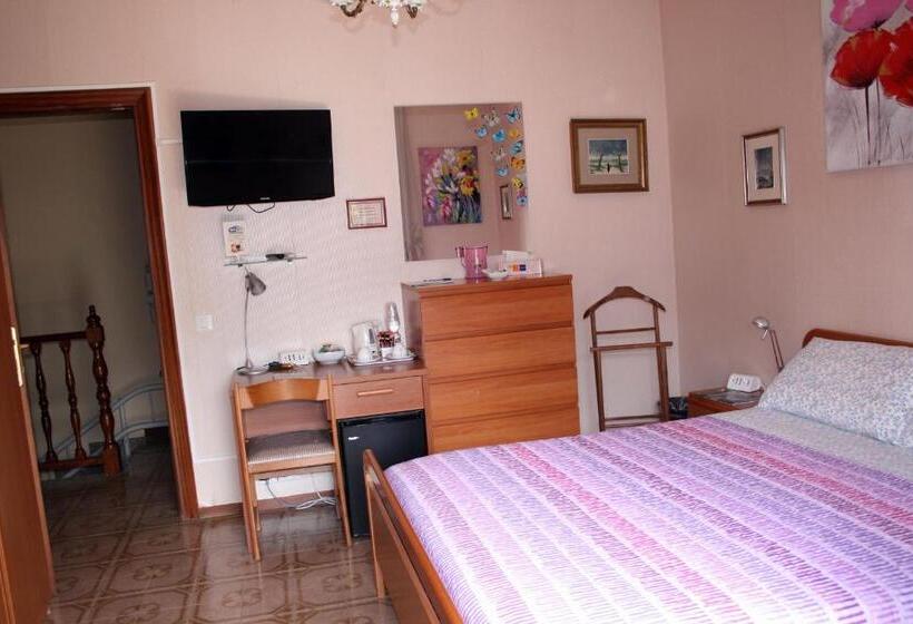 اتاق سه‌نفرۀ استاندارد با سرویس بهداشتی بیرون از اتاق, A Casa Di Gianna B&b