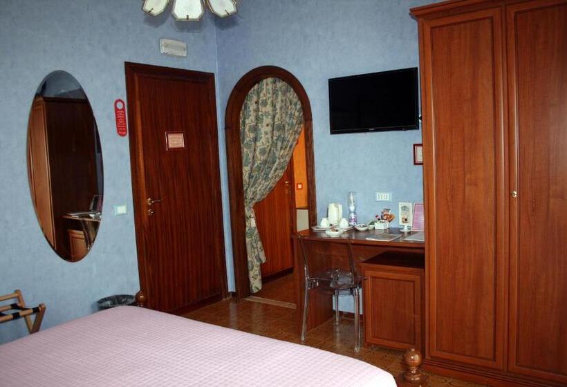 اتاق سه‌نفرۀ استاندارد با سرویس بهداشتی بیرون از اتاق, A Casa Di Gianna B&b