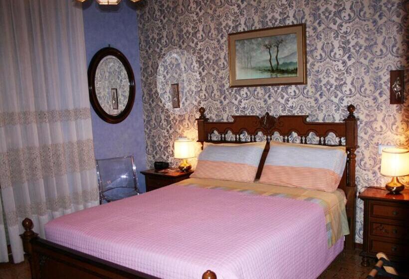 اتاق سه‌نفرۀ استاندارد با سرویس بهداشتی بیرون از اتاق, A Casa Di Gianna B&b