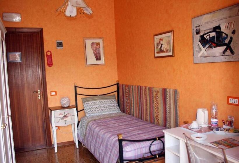 اتاق سه‌نفرۀ استاندارد با سرویس بهداشتی بیرون از اتاق, A Casa Di Gianna B&b