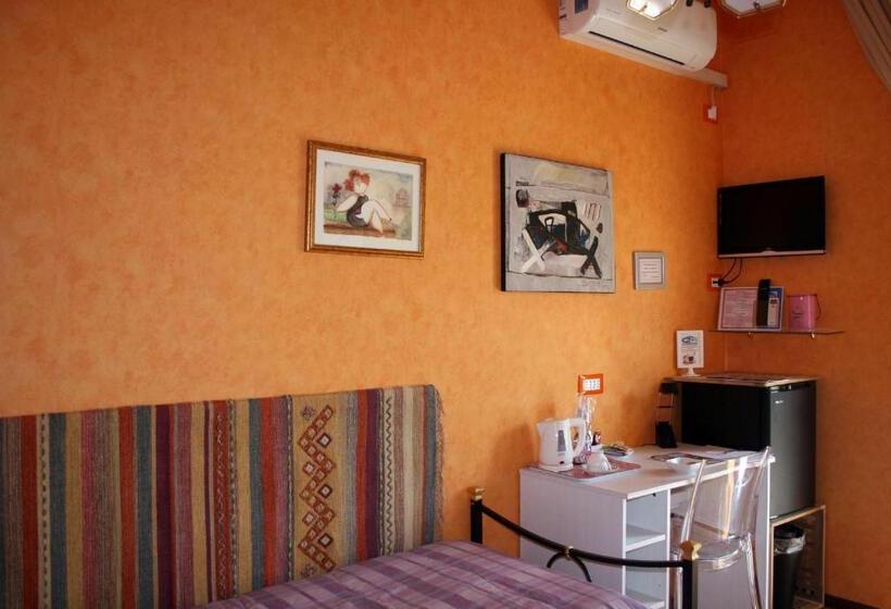 اتاق سه‌نفرۀ استاندارد با سرویس بهداشتی بیرون از اتاق, A Casa Di Gianna B&b