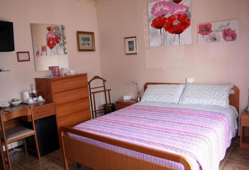 اتاق سه‌نفرۀ استاندارد با سرویس بهداشتی بیرون از اتاق, A Casa Di Gianna B&b