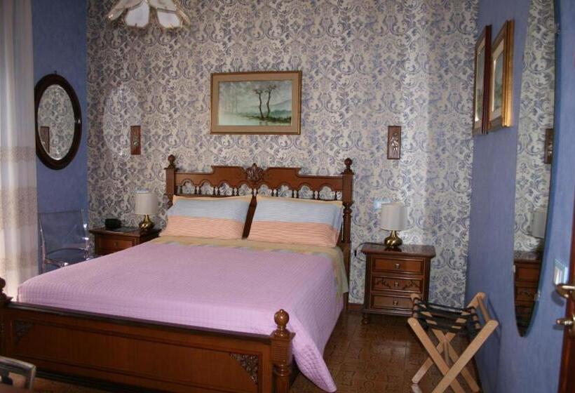 اتاق سه‌نفرۀ استاندارد با سرویس بهداشتی بیرون از اتاق, A Casa Di Gianna B&b