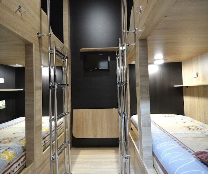 이코노이 4인룸, Capsule Hotel Aloha