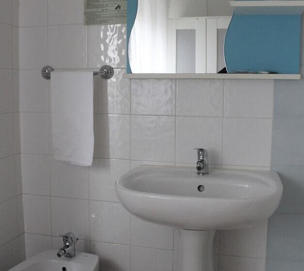 اتاق استاندارد یک تخته با سرویس بهداشتی مشترک, Albergo Moderno