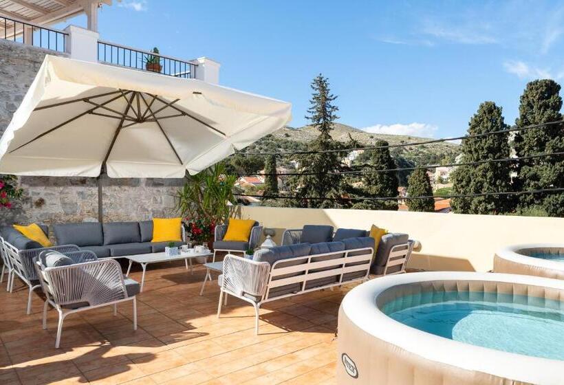 اتاق سوپریور, Maravelia S Rooms