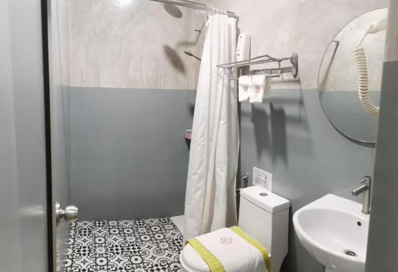 اتاق لوکس با تخت بزرگ, Rick Resort Teluk Intan