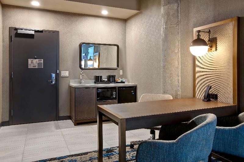 Suite Queen Bed, Embassy Suites By Hilton Rockford Riverfront