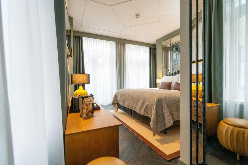 Deluxe Room, The Collector