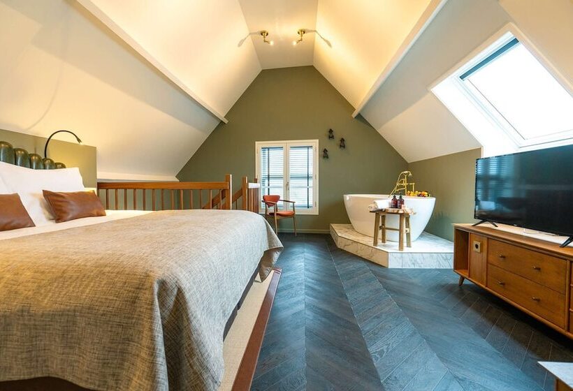 Standard Room, The Collector