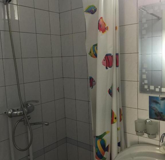 اتاق خانوادگی با سرویس بهداشتی مشترک, Munis