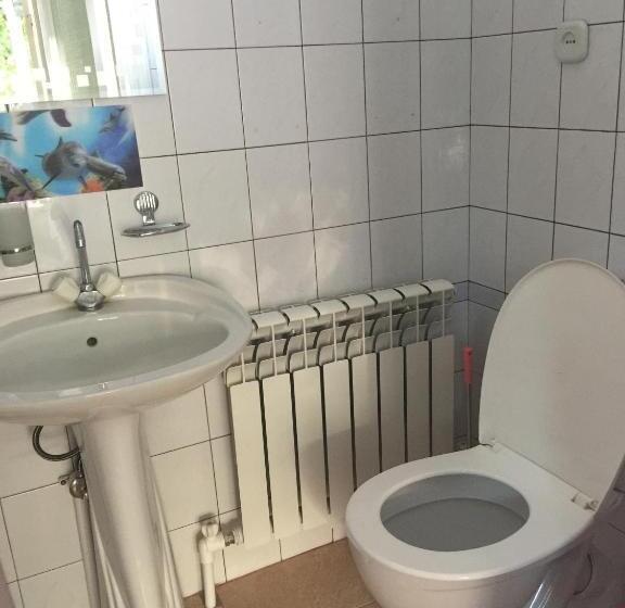 اتاق خانوادگی با سرویس بهداشتی مشترک, Munis