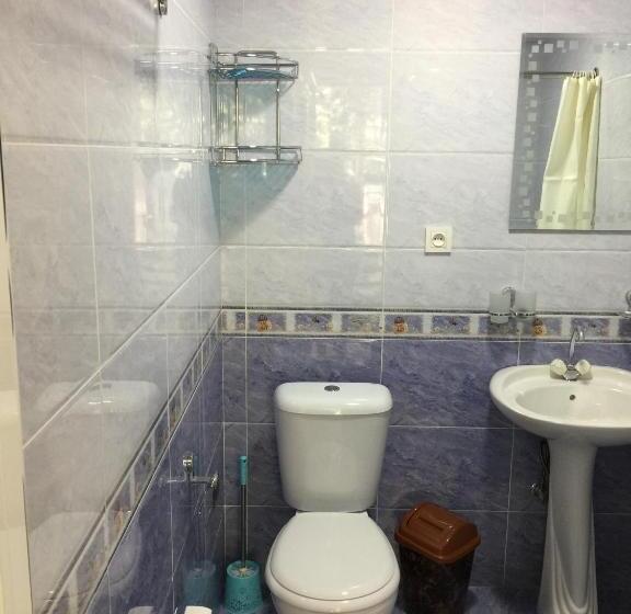 اتاق خانوادگی با سرویس بهداشتی مشترک, Munis