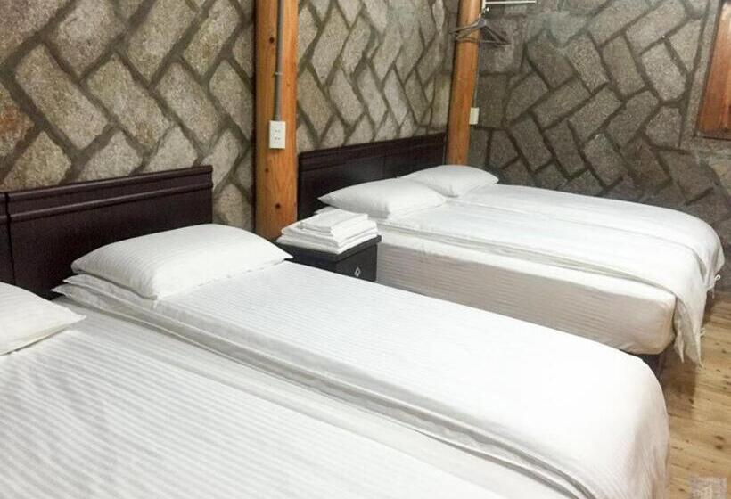 اتاق کلاسیک چهارنفره, Qin Bi Qingnian Homestay