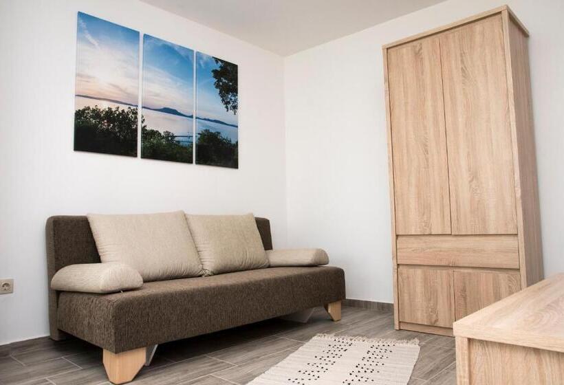 1 Bedroom Apartment Lake View, Akvárium Apartmanházak