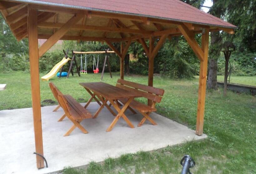آپارتمان 1 خوابه با چشم‌انداز باغ, Akvárium Apartmanházak