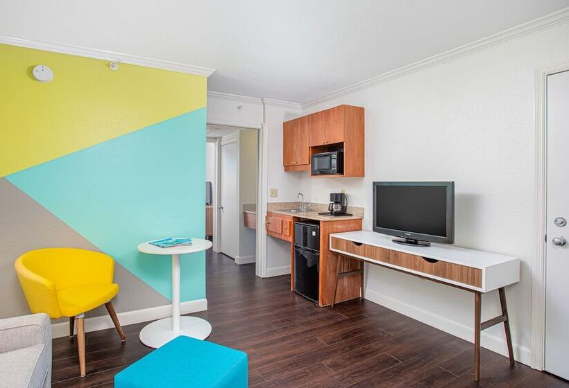 Люкс, Beachside Hotel And Suites
