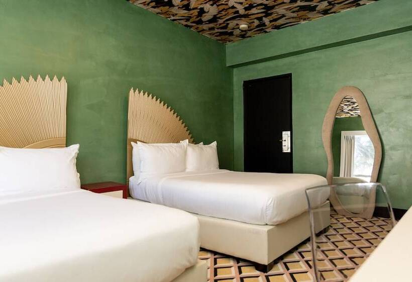 带2个双人床的标准工作室, Crest Hotel Suites