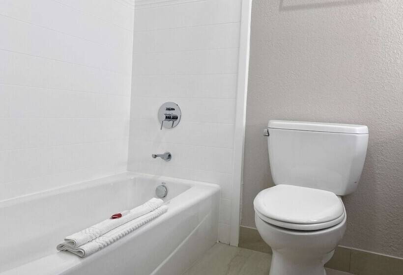 Люкс, Days Inn & Suites By Wyndham Peachtree Corners Norcross