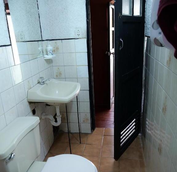 اتاق خانوادگی, B&b Sun Gate