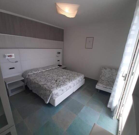 اتاق استاندارد سه تخته با بالکن, Grande Albergo Marin