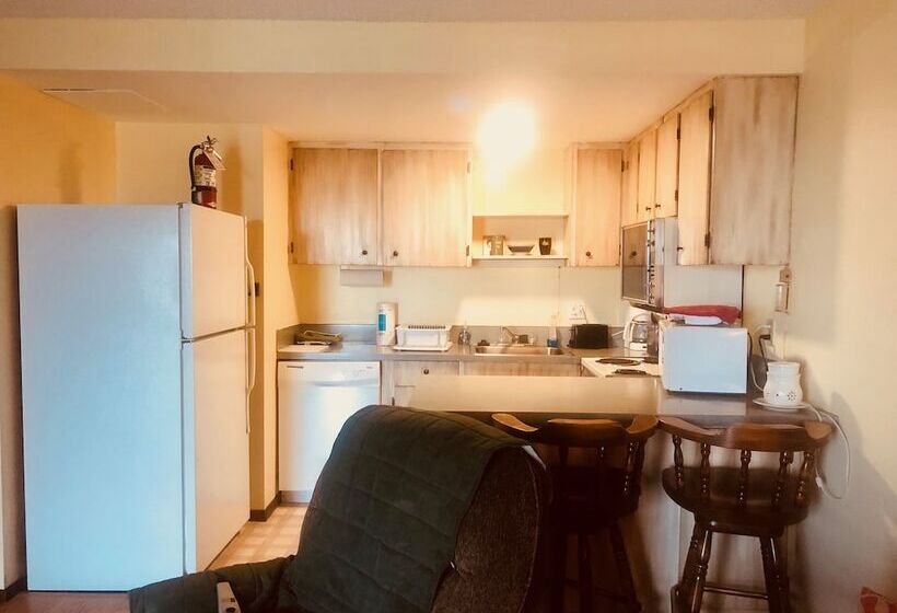 스위트, Driftwood Inn