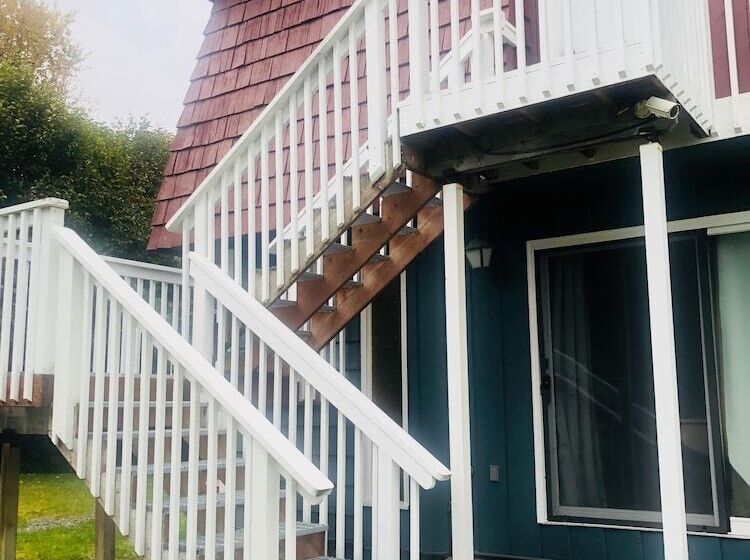 스위트, Driftwood Inn